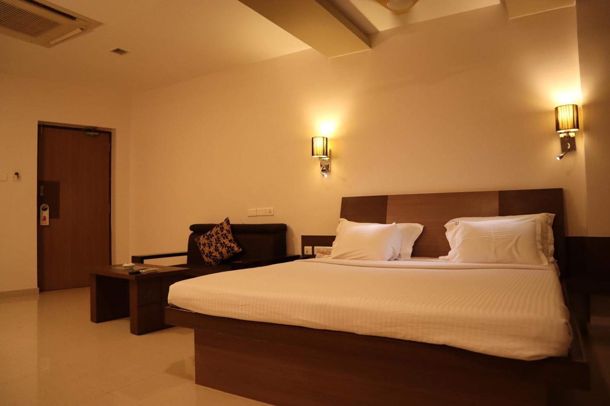 Hotel Maniam Classic West Wing Tiruppur Extérieur photo